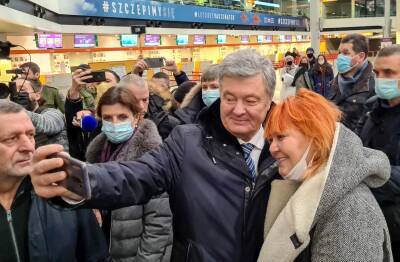 Порошенко заявил о попытке задержать его в аэропорту Киева