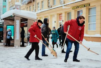 Коммунисты Нижнего Новгорода взялись за лопаты после снегопада
