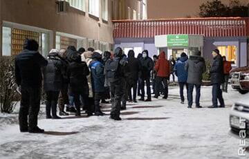 «Ничего лучше по цене сейчас нет»: Как в Минске по пять дней стоят на улице в очереди за дешевыми квартирами