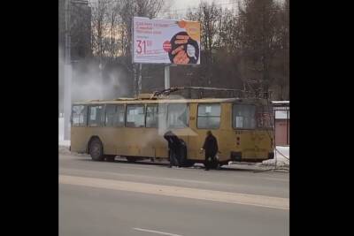 На Касимовском шоссе в Рязани загорелся старый троллейбус