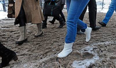 Петербуржцы самостоятельно закупили 250 кг песка для посыпки скользких тротуаров