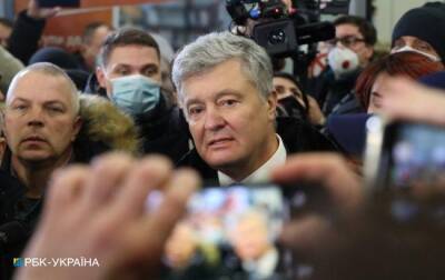 В ГБР объяснили действия в аэропорту: пытались вручить Порошенко повестку, но он отказался