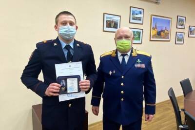 В Пскове полицейского наградили медалью за спасение упавшего с моста ребенка