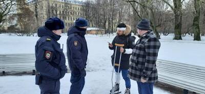В Петербурге задержали активистов, которые пришли к Смольному на костылях