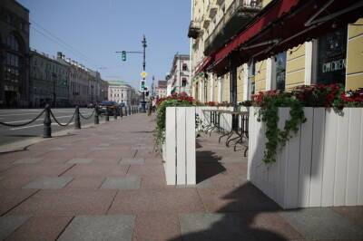 Петербургскому общепиту разрешили оставить летние кафе до 2023 года