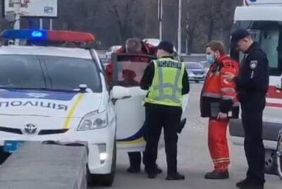 Киевлянка оказалась под колесами такси, водитель не заметил: кадры с места происшествия