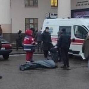 В Киеве возле метро нашли окровавленный труп. Фото