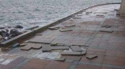 В Севастополе на набережной Корнилова шторма снова разбил плитку