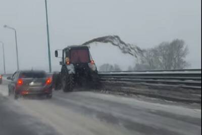 В Ярославля грязный снег с мостов скидывают прямо в Волгу