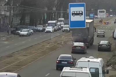 Авария с полицейским авто попала на видео: в центре Днепра образовалась пробка