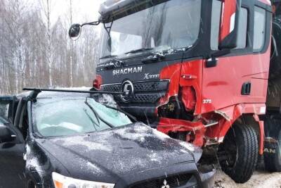 17 января столкнулись грузовик и легковой автомобиль в Дорогобужском районе