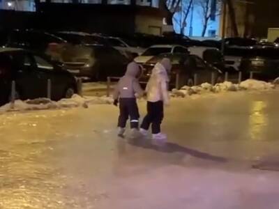 «Зато бесплатно!»: петербуржцы превратили заледеневшие тротуары в катки (фото, видео)