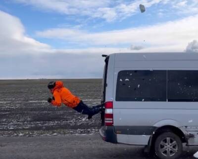 Ростовский каскадер пролетел сквозь микроавтобус, который ехал со скоростью 80 км/ч