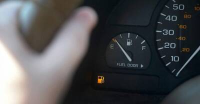 Сколько топлива остаётся в баке автомобиля, когда загорается лампочка на панели