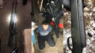 В центре Алма-Аты задержали двоих вооруженных мужчин