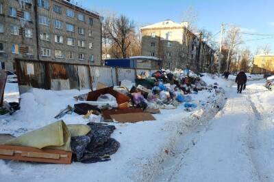 На улице Качевской в Рязани засняли переполненные мусорные контейнеры