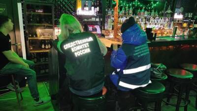 Изъяли алкоголь и кассу: в бары Петербурга снова пришел Следственный комитет
