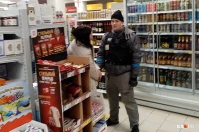 В Екатеринбурге в магазине за кражу шоколадки жестоко задержали девушку