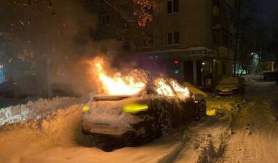 В Уфе ночью сгорел автомобиль Porsche Panamera
