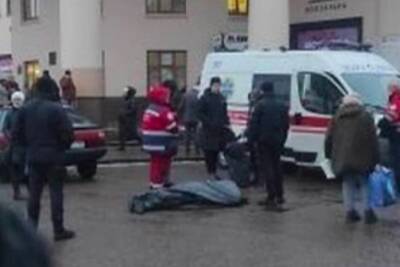 В Киеве у входа в метро нашли окровавленный труп