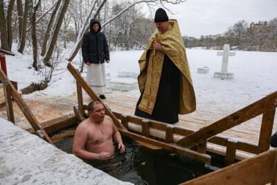 Тонкий лед помешал жителям Тосненского района искупаться в проруби на Крещение