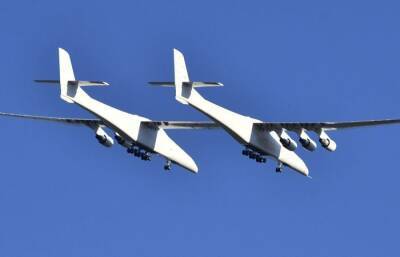 В США прошел новый тестовый полет гигантского двухфюзеляжного самолета