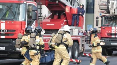 Пожарные залили водой охваченную пламенем двушку на улице Тельмана