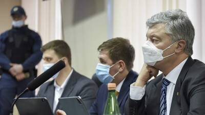 Порошенко уснул на заседании суда по делу в отношении него