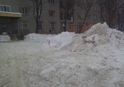 В Рязани при расчистке дороги снег свалили на детскую площадку