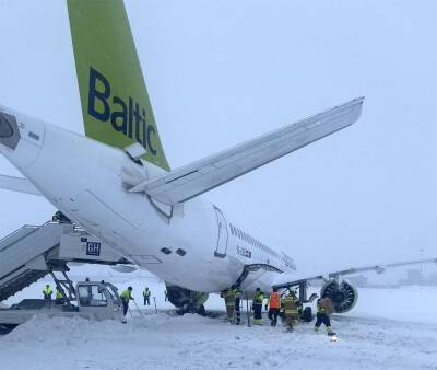 Из-за снегопада самолеты из Риги направляются в аэропорты Литвы