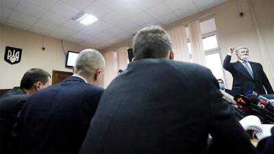 Обвинение попросило суд об аресте Порошенко с залогом в $35,7 млн