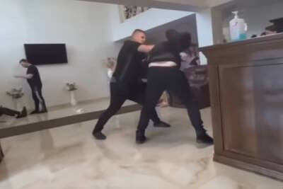 Украинские туристы передрались с работниками отеля из-за невкусного омлета