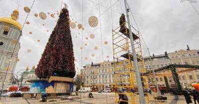 Разбирать будут до конца недели: в Киеве начали демонтаж главной елки Украины (фото, видео)