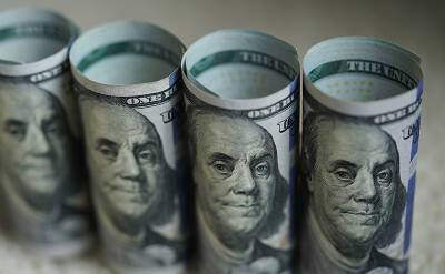 Курс доллара растет: рубль может ждать новый обвал
