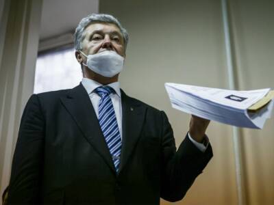 Порошенко задремал во время избрания меры пресечения в суде. Видео