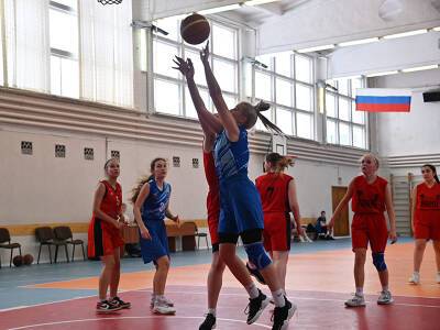 Смоленские баскетболистки встретились на турнире имени Геннадия Фомина