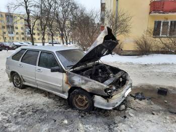 Уставший ВАЗ-2114 загорелся в центре Вологды