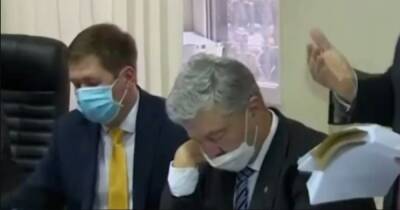 Порошенко уснул во время заседания в суде (видео)