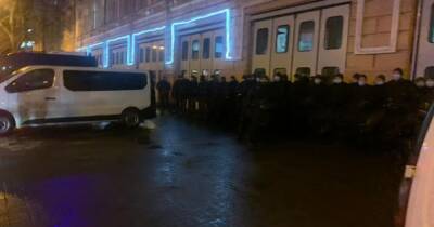 Суд над Порошенко: автозаки пригнаны, силовики в полной боеготовности