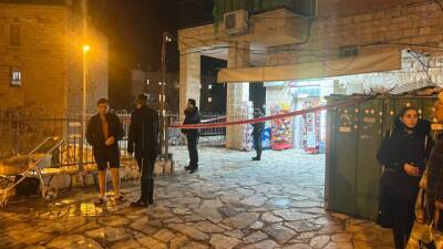 Видео: подросток ударил ножом продавца магазина и обчистил кассу в Иерусалиме