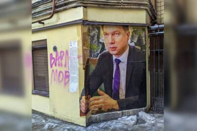 Фреску с Достоевским заменили портретом вице-губернатора Петербурга, борющегося с нелегальными граффити