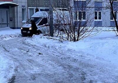 В Рязани из-за бездействия управляющей компании увязла в снегу скорая помощь