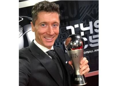 Левандовски стал футболистом года по версии ФИФА, обойдя аргентинца Месси