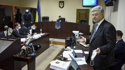 Ожидающие вердикт Порошенко в зале суда спели колядку