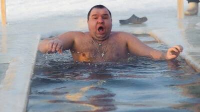 Виктор Лишин - Как подготовить организм к купанию в проруби на Крещение - 5-tv.ru - Россия