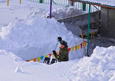 Военные продолжают помогать с уборкой снега на Сахалине