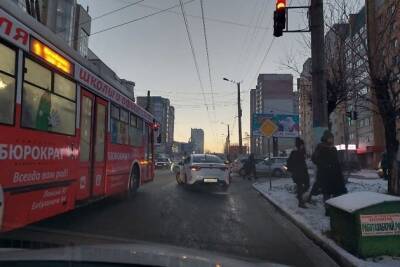 Две легковушки столкнулись на улице Новобульварной в Чите, образовалась пробка