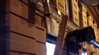 Водосточная труба на улице Восстания в Петербурге рискует обрушиться на головы горожан