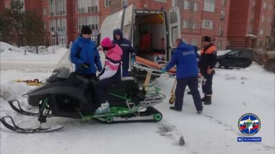 В Новосибирске лыжница врезалась в дерево при съезде с горы