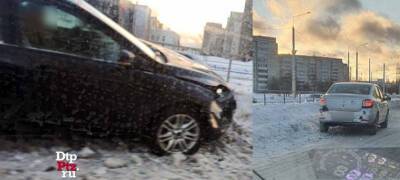 Автомобиль вылетел на разделительную полосу после ДТП на шоссе в Петрозаводске (ВИДЕО)